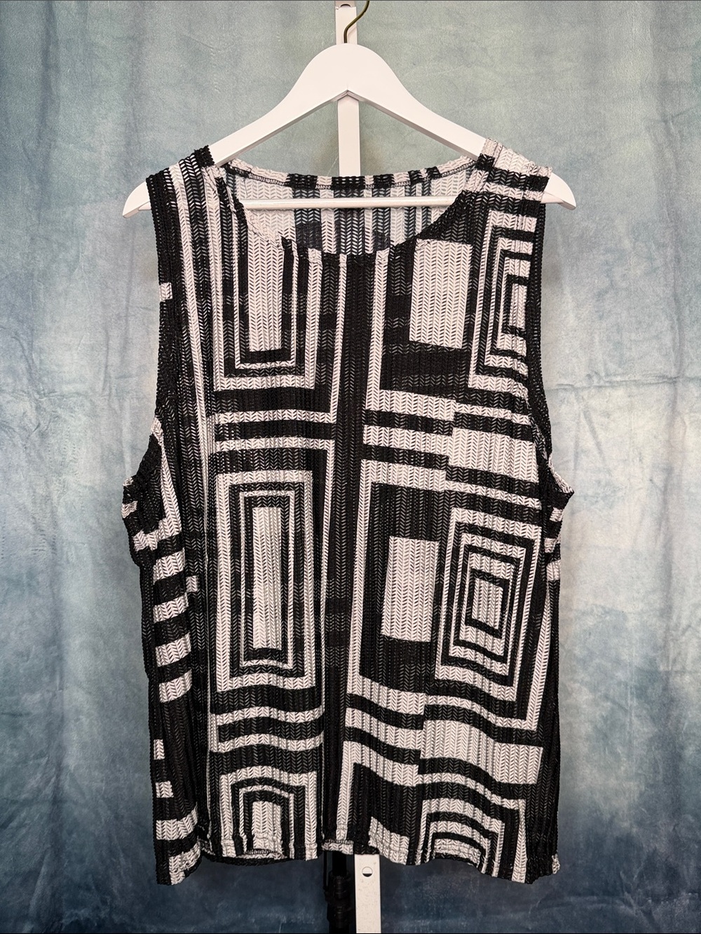 Amazon Men’s Black and White Geometric Sleeveless Shirt Size Large